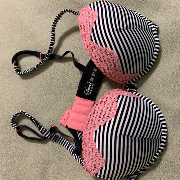 Secret Possessions Bra and two thongs. NWT. - Picture 10 of 10